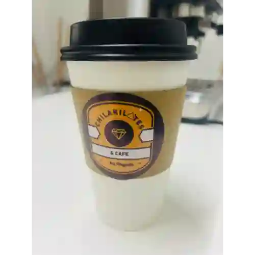 Taza de café de especialidad recién extraído con crema en la superficie