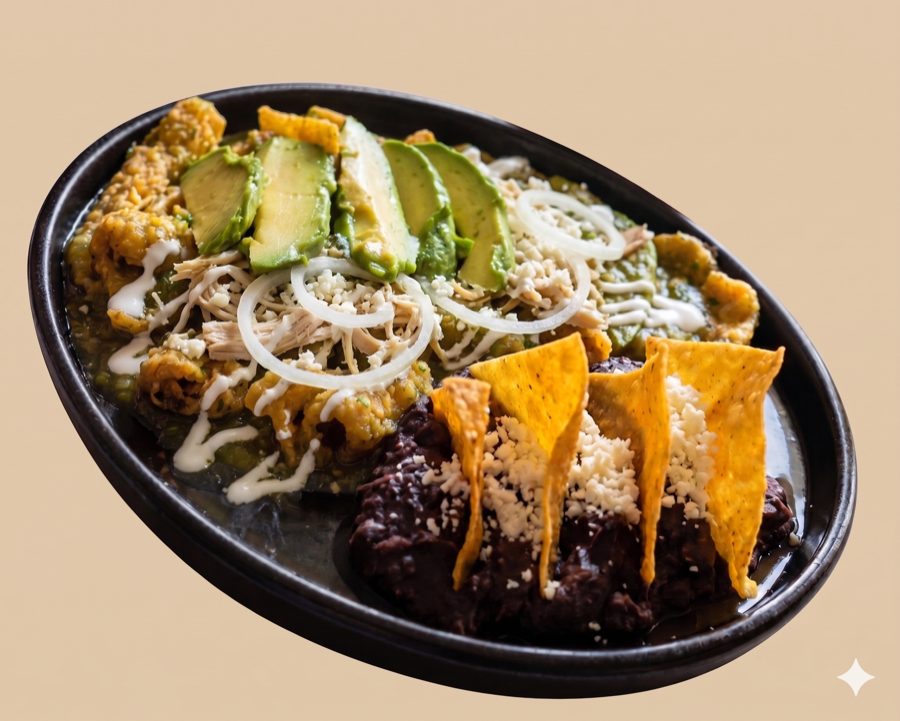 Chilaquiles keto preparados con chicharrón de cerdo en lugar de totopos
