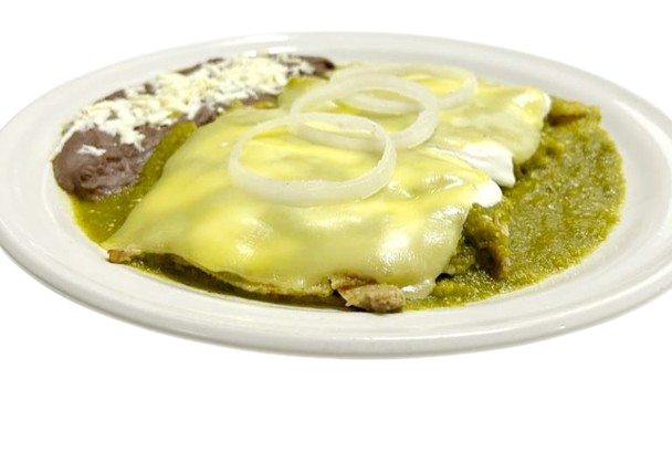 Enchiladas de mole rellenas de pollo sobre plato blanco